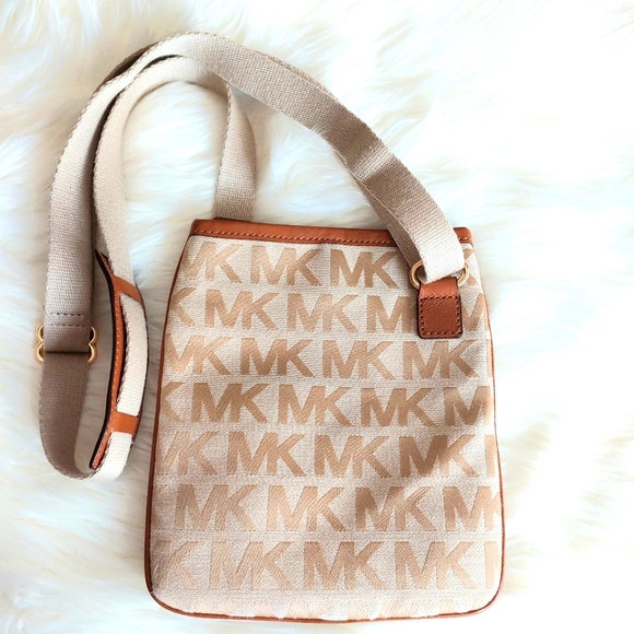 NWOT Michael Kors MK Signature Canvas Swing Pack - Picture 6 of 12